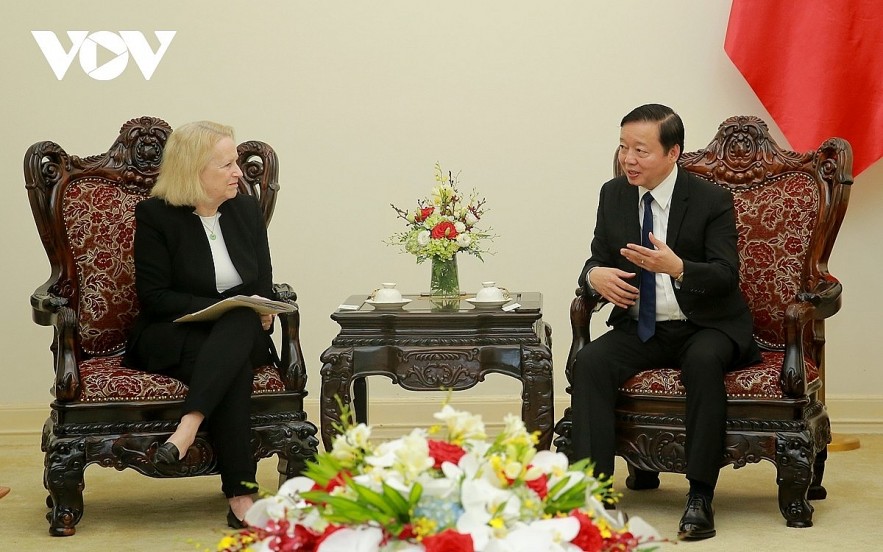 Deputy Prime Minister Tran Hong Ha (R) meets with Mary L.Schapiro, vice chair of the Glasgow Financial Alliance for Net Zero (GFANZ) in Hanoi on March 27.