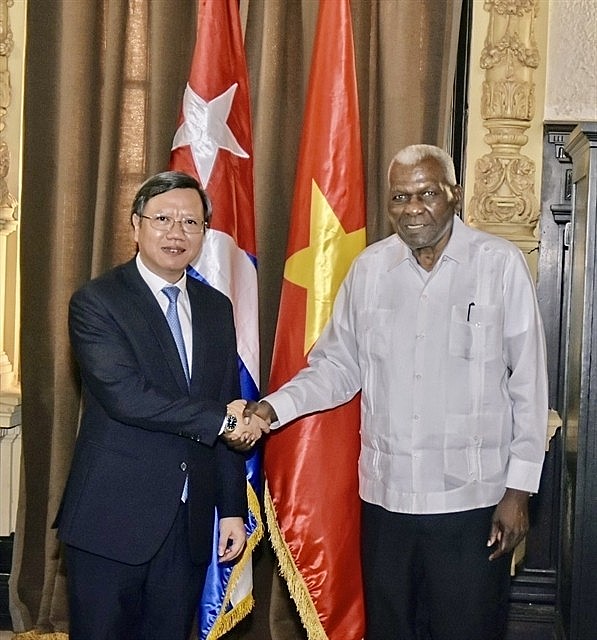 President of the National Assembly of People's Power of Cuba Esteban Lazo Hernández (right) receives new Vietnamese Ambassador to Cuba Le Quang Long.