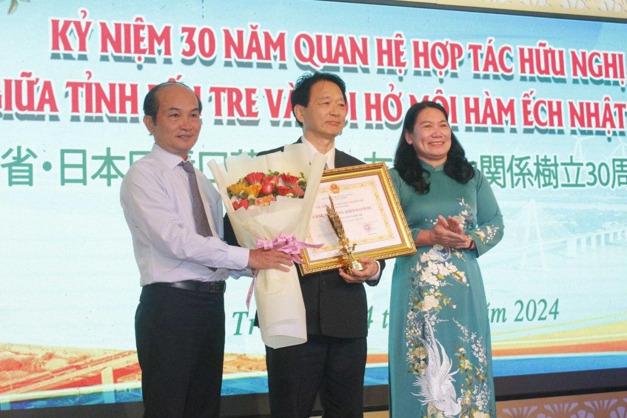 Japanese Professor Becomes "Honorary Citizen Of Dong Khoi" In Ben Tre Province