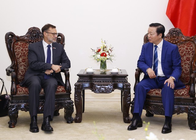 Deputy Prime Minister Tran Hong Ha (right) hosts a reception for Australian Ambassador to Vietnam Andrew Goledzinowski on March 28 (Photo: VNA)