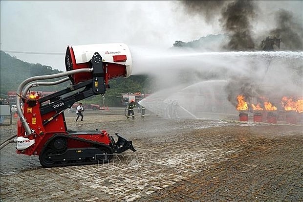 Fire fighter robot is used at the drill. (Photo: VNA)