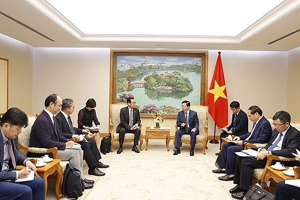 Deputy PM Tran Hong Ha (right) and JBIC Managing Director Tanimoto Masayuki at the meeting in Hanoi on March 29.