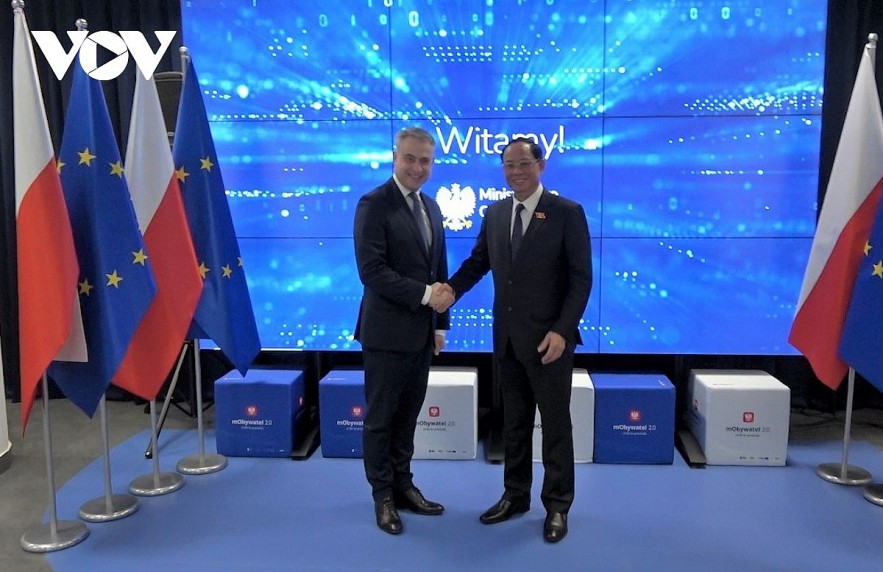 Vice Chairman of the National Assembly of Vietnam Tran Quang Phuong (R) and Polish Deputy Prime Minister and Minister of Digital Affairs Krzysztof Gawkowski in Warsaw on March 28.