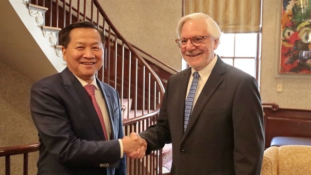 Deputy Prime Minister Le Minh Khai (left) had a talk with Professor Douglas Elmendorf, Dean at Harvard Kennedy School. VNA/VNS Photo