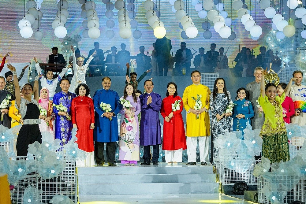 The opening ceremony was attended by 10 diplomatic agencies along with the response of female Consul Generals and wives of Consul Generals from other countries wearing ao dai. Photo: VGP