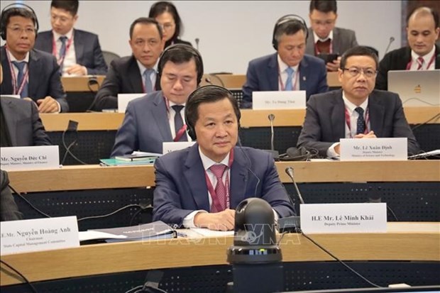 Deputy Prime Minister Le Minh Khai (centre) attended a discussion session of 2024 Vietnam Executive Leadership Program. (Photo: VNA)