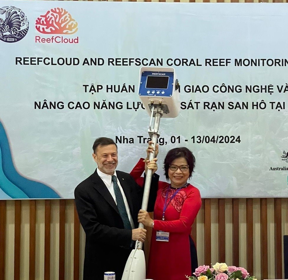 Ambassador Andrew Goledzinowski hands over Reef Scan equipment to the Institute of Oceanography.