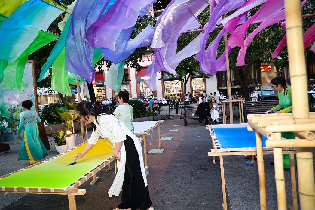 Ao Dai exhibition and interactive space at Nguyen Hue walking street has attracted tens of thousands of people to visit and experience