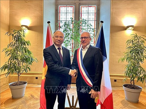 Vietnamese Ambassador to France Dinh Toan Thang (left) and Mayor of Nevers Denis Thuriot (Photo: VNA)