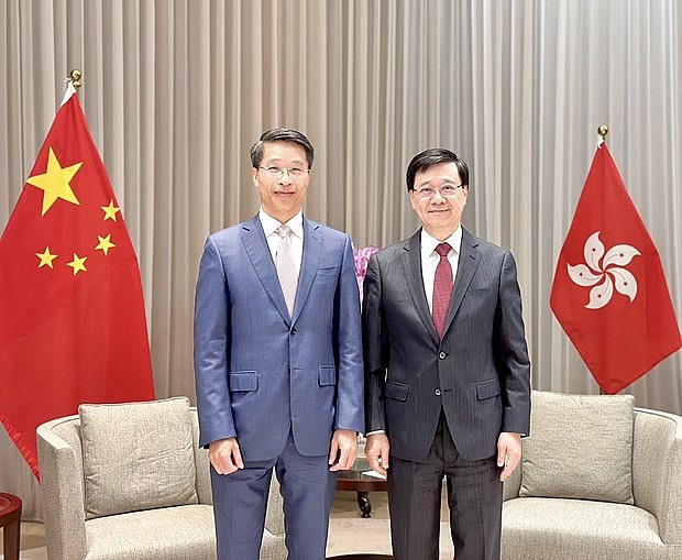 Vietnamese Consul General Pham Binh Dam (left) and Chief Executive of the Hong Kong Special Administrative Region John Lee at the meeting on April 3. (Photo: VNA)