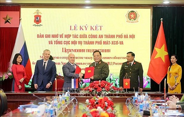 Representatives from The Department of Public Security of Hanoi and the Main Directorate of the Ministry of Internal Affairs for Moscow at the MoU signing ceremony. (Photo: VNA broadcasts)