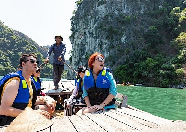 Foreign tourists touring Ha Long Bay (Photo: VNA)