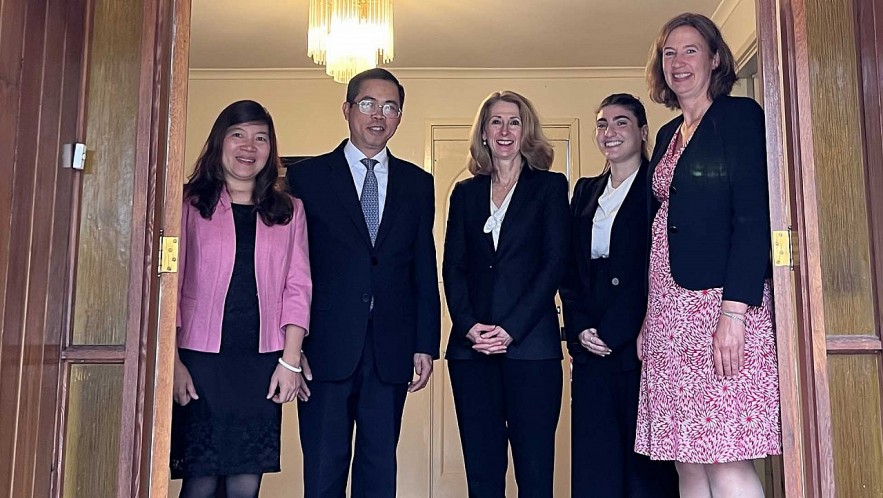 Ambassador Pham Hung Tam and First Assistant Secretary, Department of Education, Skills and Employment Karen Sandercock (3rd from right) at the meeting.