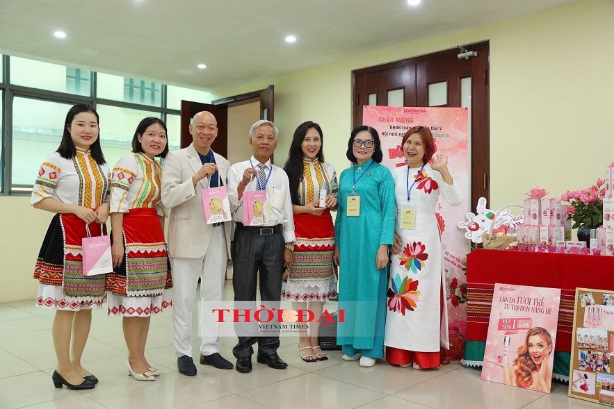 (second, from right). Photo: Dinh Hoa