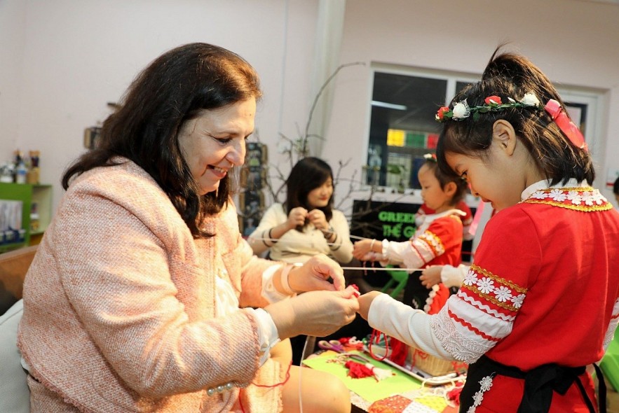 Evdokia Todorova, wife of the Bulgarian Ambassador to Vietnam, teaches students at Viet - Bulgaria Kindergarten to make Martenitsa.