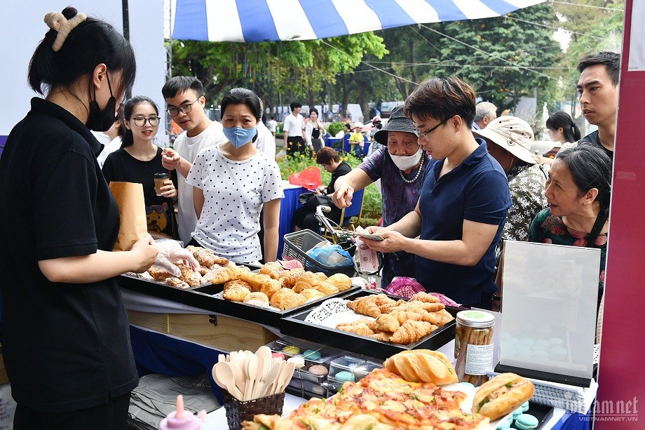 France’s culinary booths attract a large number of visitors. Photo: Vietnamnet