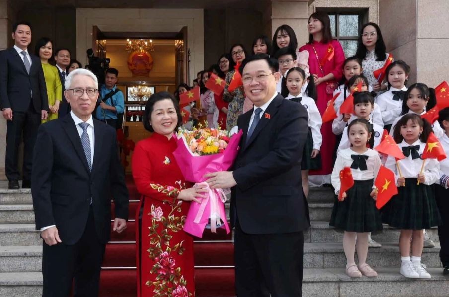 Vietnamese Ambassador to China Pham Sao Mai and his wife welcomed National Assembly Chairman Vuong Dinh Hue. Photo: VNA