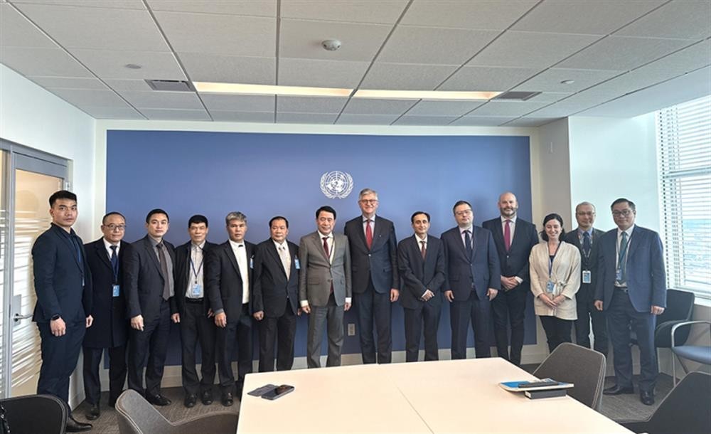 Deputy Minister of Public Security Le Quoc Hung and UN Deputy Secretary General in charge of peacekeeping Jean-Pierre Lacroix along with delegates. Source: Ministry of Public Security