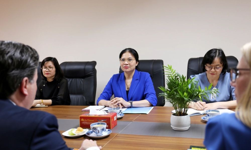 Member of the Party Central Committee, President of the Vietnam Women's Union Ha Thi Nga (middle) shares about the situation of Vietnamese women and the Vietnam Women's Union recently