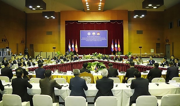 The fifth conference of the presidents of the Cambodian, Lao, and Vietnamese fronts in Vientiane on April 9 (Photo: VNA)