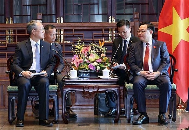 NA Chairman Vuong Dinh Hue (right) meets with General Manager of the Power Construction Corporation of China (PowerChina) Wang Bin. (Photo: VNA)