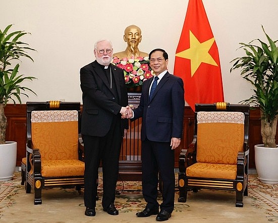 Vietnamese Minister of Foreign Affairs Bui Thanh Son (right) meets with rbishop Paul Richard Gallagher, Vatican Secretary of State at the Headquarters of the Ministry of Foreign Affairs in Ha Noi, April 9, 2024.