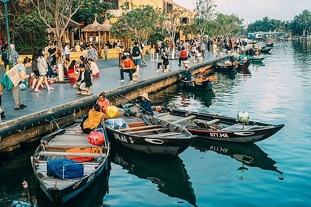 Tourists in ancient Hoi An city. (Photo: VNA)