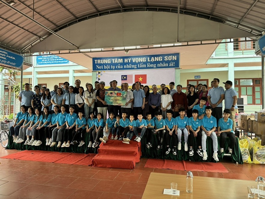 Vietnam - Malaysia Boost Friendship Through Voluntary Works