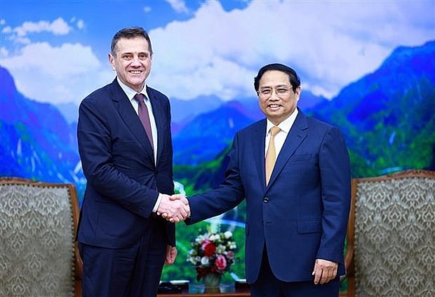 Prime Minister Pham Minh Chinh (R) and the new Bulgarian Ambassador to Vietnam, Pavlin Todorov, at their meeting in Hanoi on April 11. (Photo: VNA)
