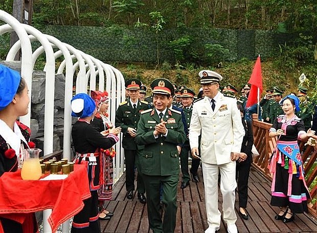 The Vietnamese delegation are welcomed in Yunnan (Photo: VNA)