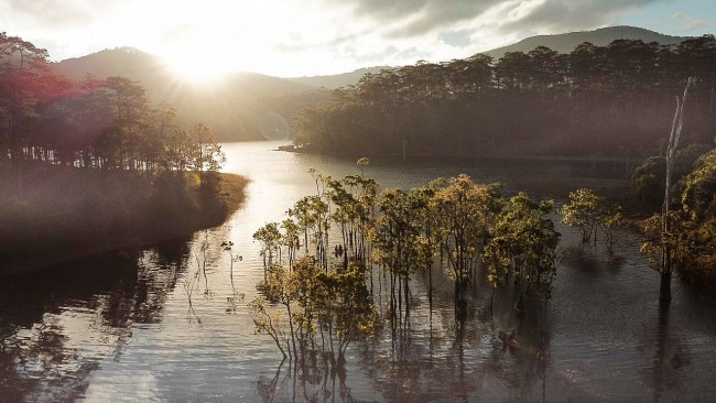 Suoi Tia – The Stunning Upstream Of Tuyen Lam Lake