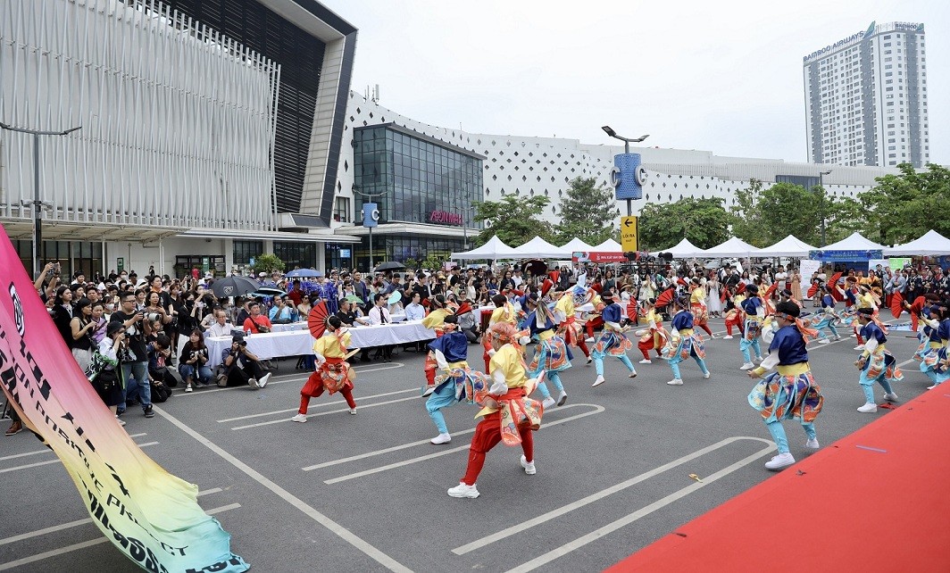 900 Vietnamese, Japanese Yosakoi Dancers Perform in Hanoi