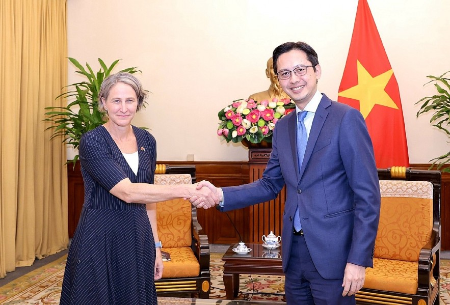 Australian Ambassador Kristin Tilley (L) meets with Deputy Minister of Foreign Affairs Do Hung Viet, discussing Comprehensive Strategic Partnership plan of action for climate adaptation and resilience. (Photo: Australian Embassy)