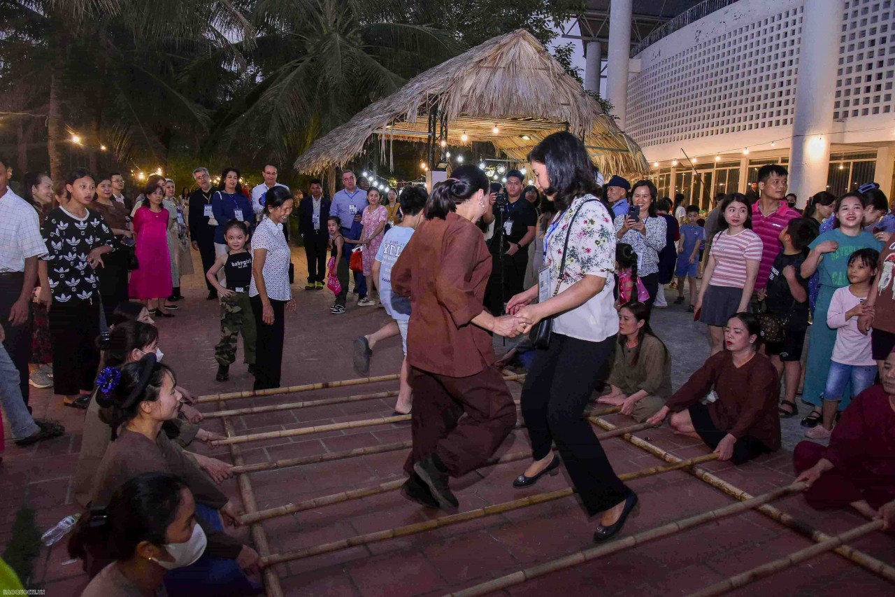 Foreign Diplomats Explore Xu Doai Culture Of Vietnam