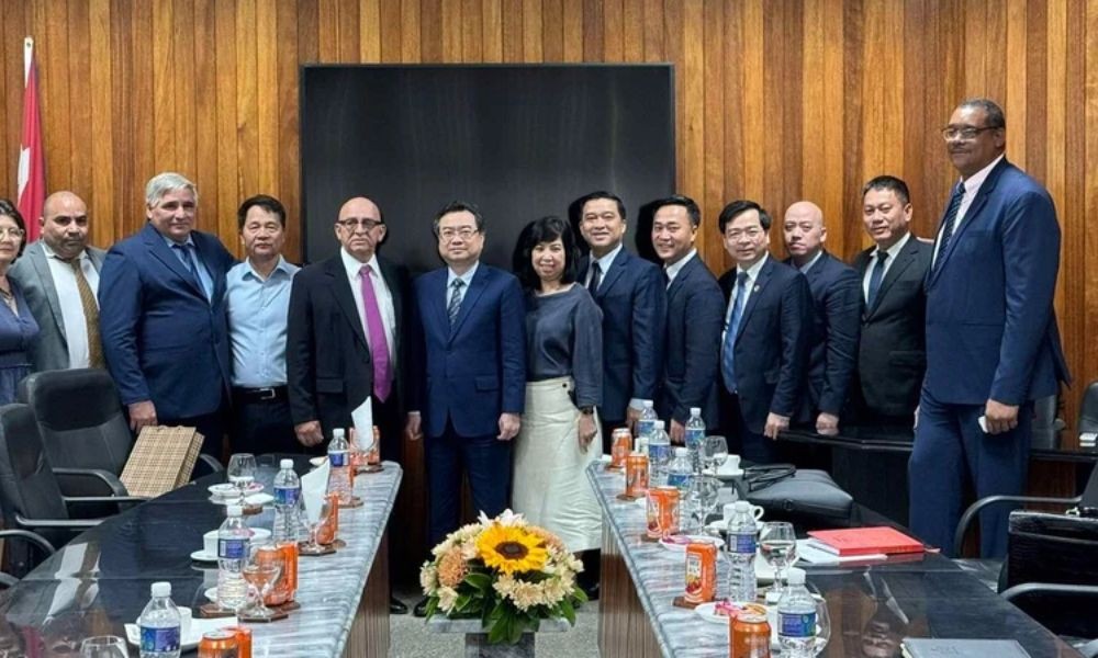 Minister of Construction Nguyen Thanh Nghi and the delegation held talks with Cuban Minister of Construction Rene Mesa Villafana and Cuban construction units and businesses.