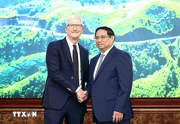 Prime Minister Pham Minh Chinh (R) and visiting CEO of Apple Tim Cook in Hanoi on April 16 (Photo: VNA)