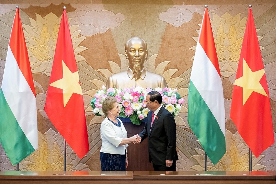 Vice Chairman of the National Assembly Tran Quang Phuong (R) welcomes First Officer of the Hungarian National Assembly Marta Matrai in Hanoi on April 16. (Photo: quochoi.vn)