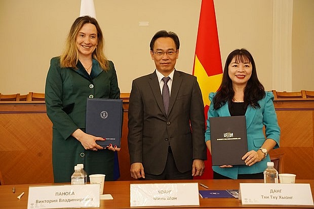 Representatives of  the VNU University of Social Sciences and Humanities and the National Research University Higher School of Economics University (HSE) sign a collaboration agreement. (Photo: VNA)