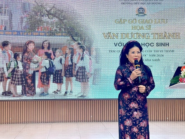 Vietnamese Artist Van Duong Thanh Interacts With 1,000 Students In Hanoi