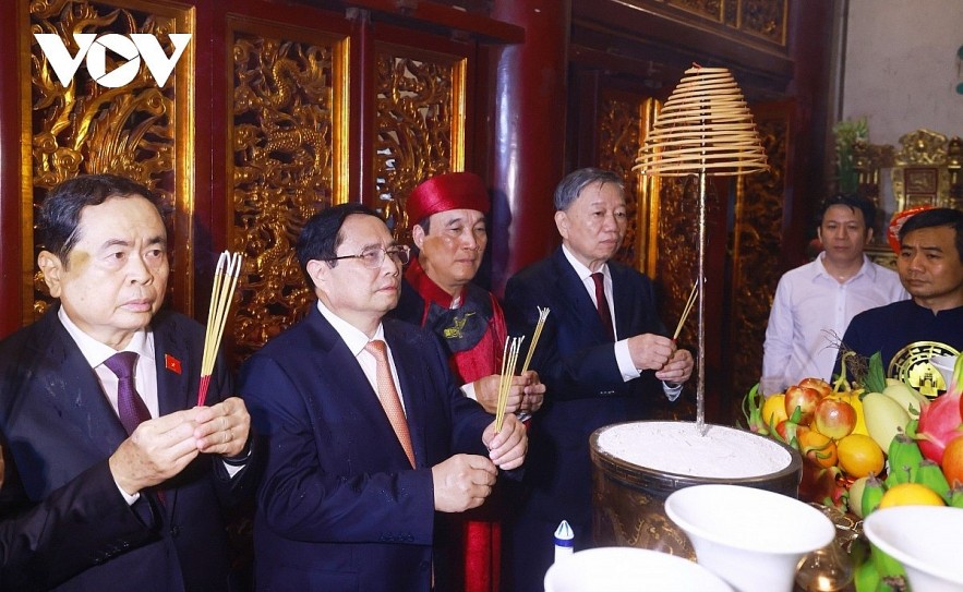 A Party and State delegation led by Prime Minister Pham Minh Chinh (second from left) offer incense to commemorate Hung Kings, the nation's founders, on their death anniversary on the 10th day of the third lunar month that falls on April 18, 2024.