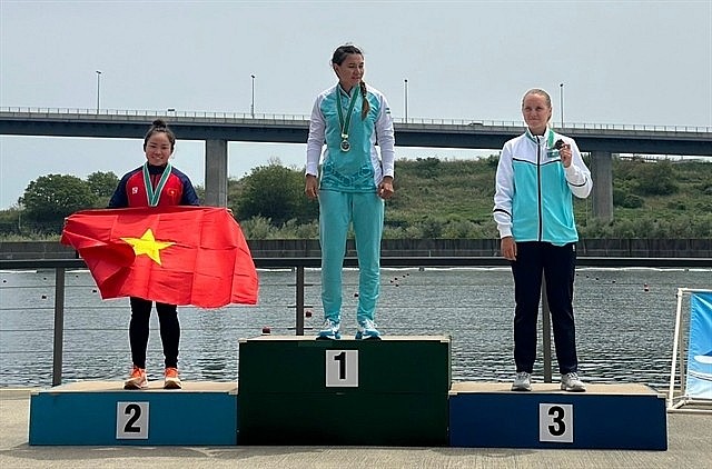 Nguyen Thi Huong (first left) finishes second in the women’s C1 200m of the 2024 Asian Canoe Sprint Championships in Japan, claiming an Olympic spot for Vietnam. (Photo: Vietnam sport team)