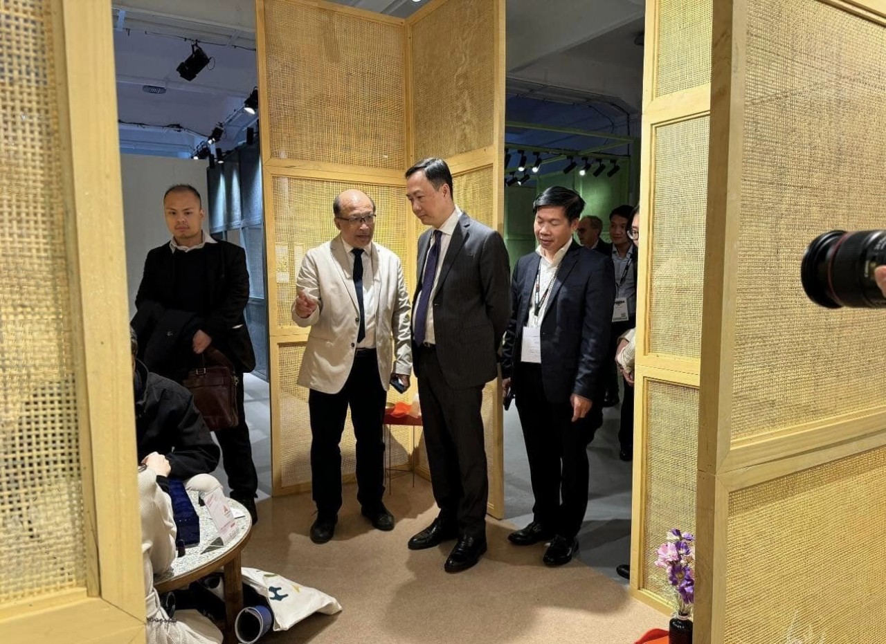 Ambassador to Italy Duong Hai Hung visits the Vietnam pavilion.