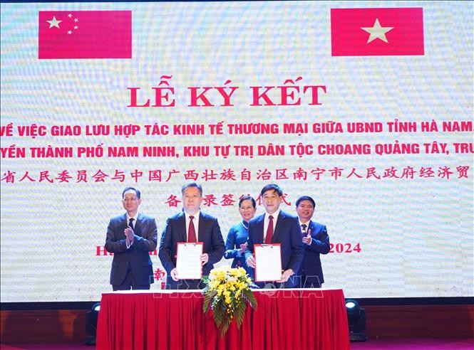 At the siging ceremony of the Memorandum of Understanding on strengthening economic and trade exchanges, and connectivity between Ha Nam province and Nanning city (Photo: VNA) 