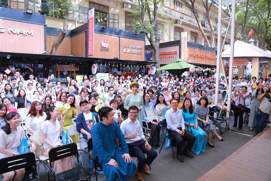 Japanese author Ono Eriko has an exchange on the Ho Chi Minh City book street with Vietnamese fans.