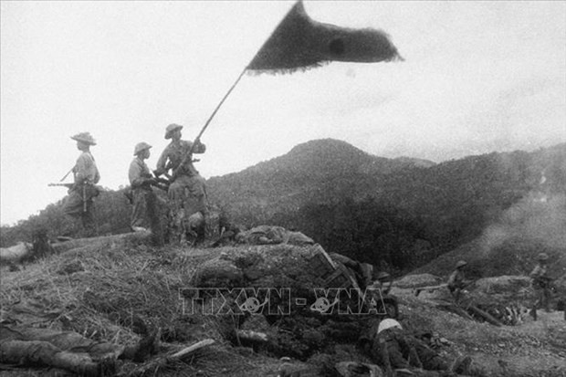 Vietnamese soldiers fly the flag of victory on the Him Lam fortification that they occupied in the opening battle of the Dien Bien Phu Campaign in the afternoon of March 13, 1954. (File photo: VNA)