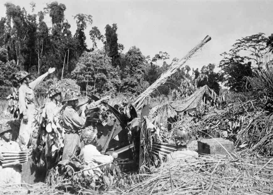Anti-aircraft artillery fights he roically and achieves remarkable feats. The force not only protected the skies and supported the infantry, but also played a crucial role in blocking air support for the French Army. (Photo: VNA files)