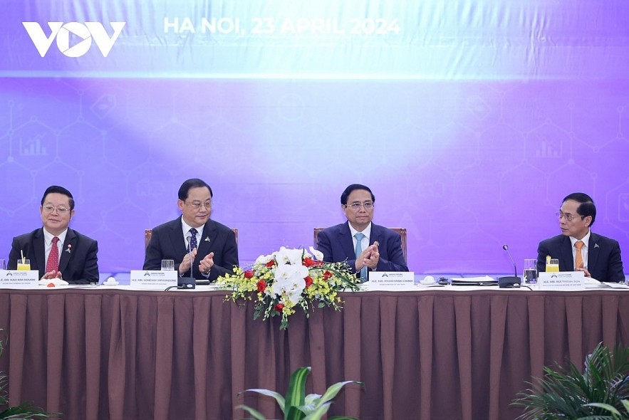 Prime Minister Pham Minh Chinh (R) and his Lao counterpart Sonexay Siphandone co-chair the event.