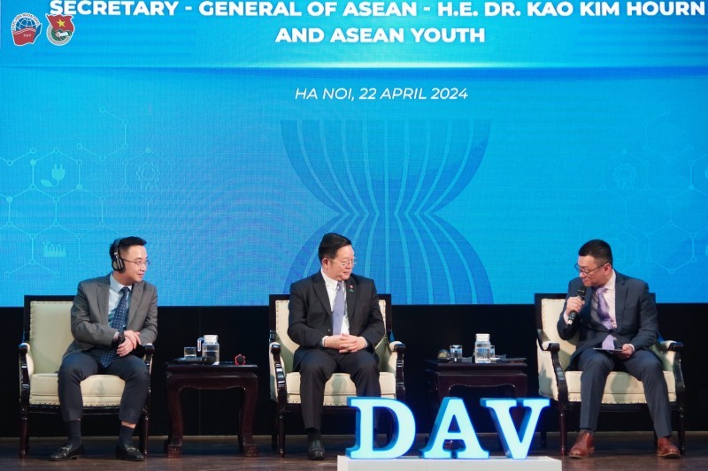 Secretary-General of ASEAN Kao Kim Hourn (C) at the interface session with youth delegates from ASEAN countries. (Photo: Diplomatic Academy of Vietnam)
