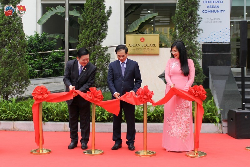 Vietnamese Foreign Minister Bui Thanh Son (C), Secretary-General of ASEAN Kao Kim Hourn and Acting Director of the Diplomatic Academy of Vietnam Pham Lan Dung inaugurate ASEAN Square.