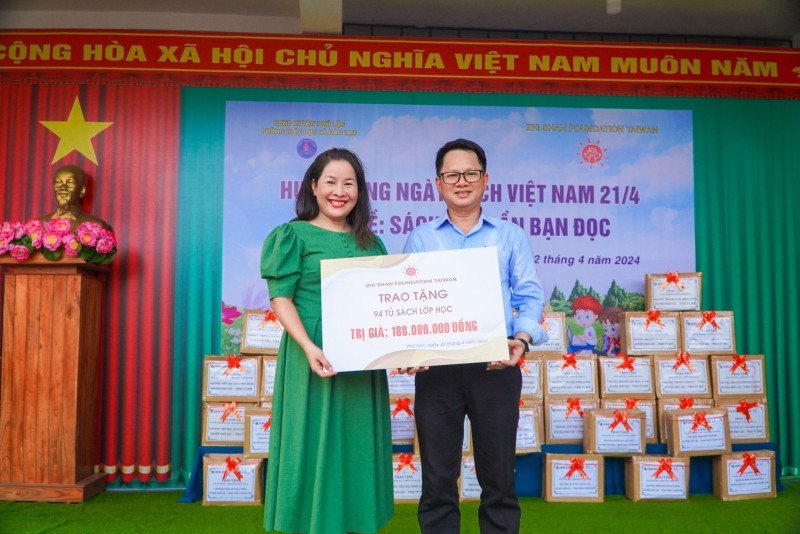 Zhi-Shan Foundation Hosts Bookcases Handle Ceremony in Phu Loc District